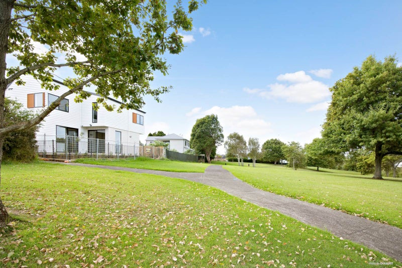 37D Eastview Road, Glen Innes, Auckland - Carousel 1