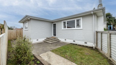 1215 Norfolk Crescent, Mayfair, Hastings - Carousel 1