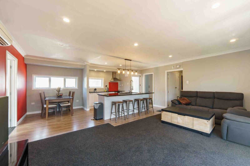 8 Deanwell Avenue, Deanwell, Hamilton - Carousel 2