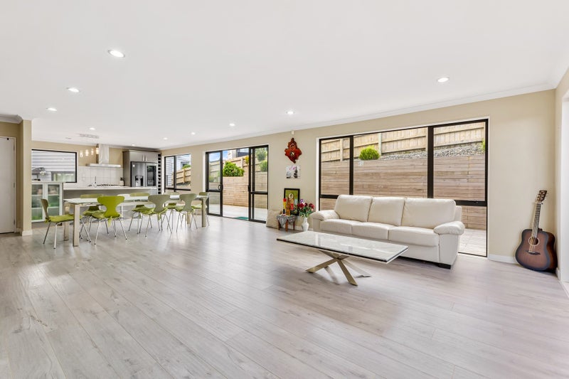 12 Hilton Close, Fairview Heights, Auckland - Carousel 2