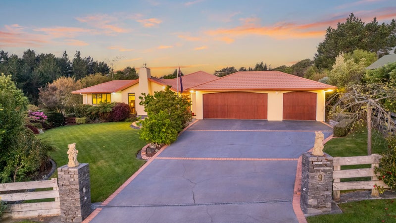 9 Marua Palm Grove, Timberlea, Upper Hutt - Carousel 1