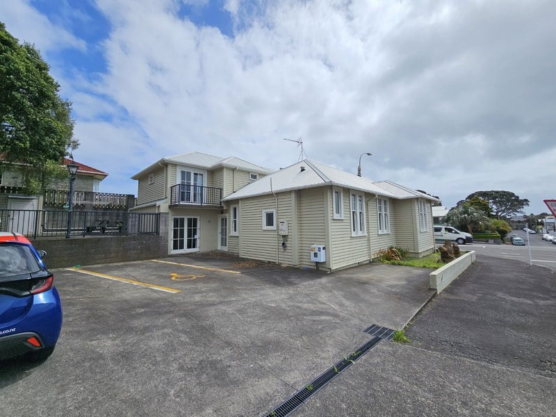 512 Devon Street East, Strandon, New Plymouth - Carousel 1