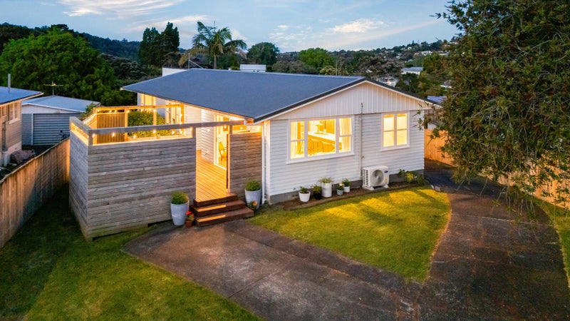 31 Crocombe Crescent, Beach Haven, Auckland - Carousel 1