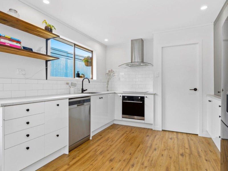 22B Burns Street, Gate Pa, Tauranga - Carousel 1