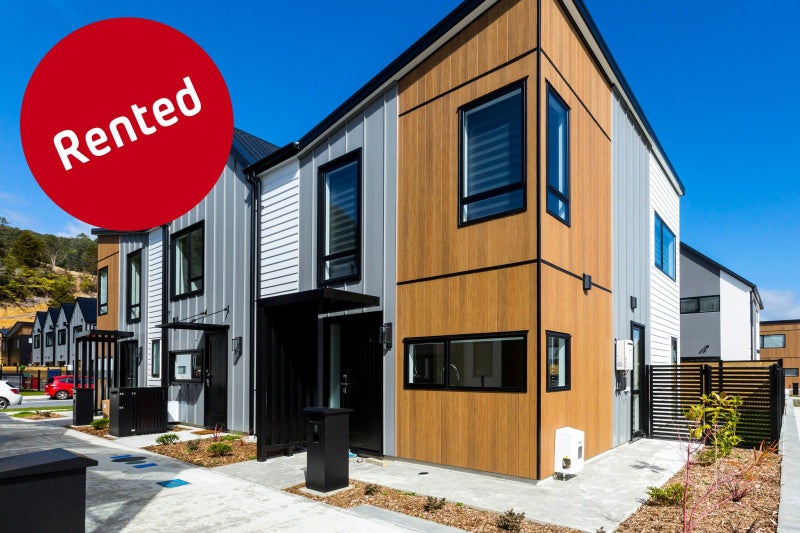 8 Reakes Crescent, Wallaceville, Upper Hutt - Carousel 1