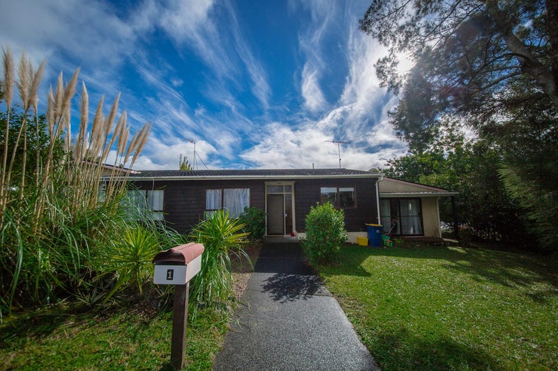 1 Valdese Rise, Browns Bay, Auckland - Carousel 1