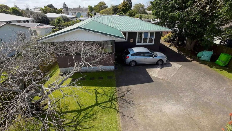 5 Montmere Avenue, Te Atatu Peninsula, Auckland - Carousel 1