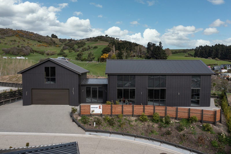 8 Ella Lane, Green Island, Dunedin - Carousel 1