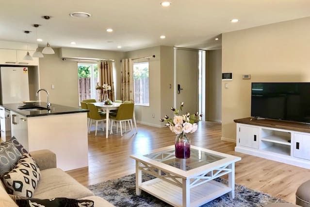 35A Lyttelton Avenue, Forrest Hill, Auckland - Carousel 1