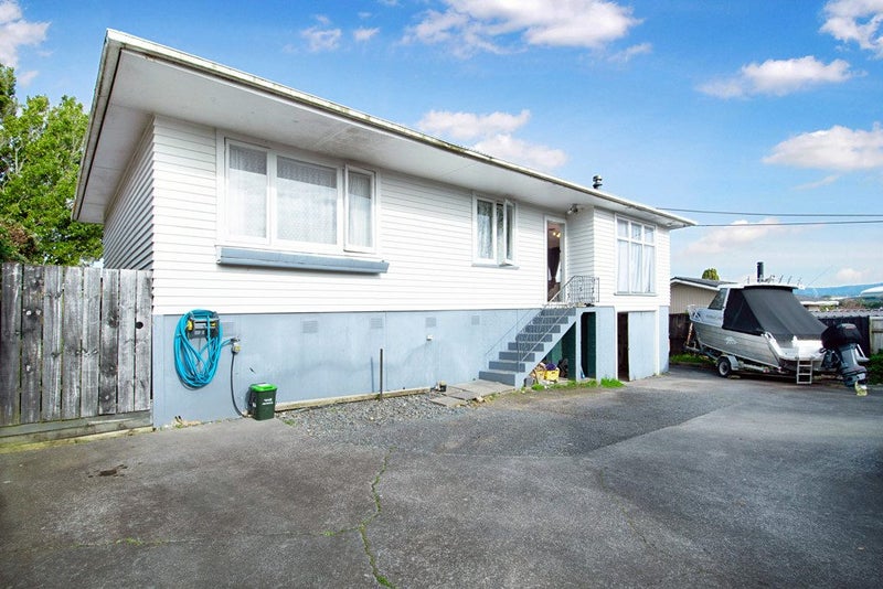 18 Sherwood Avenue, Te Atatu South, Auckland - Carousel 1