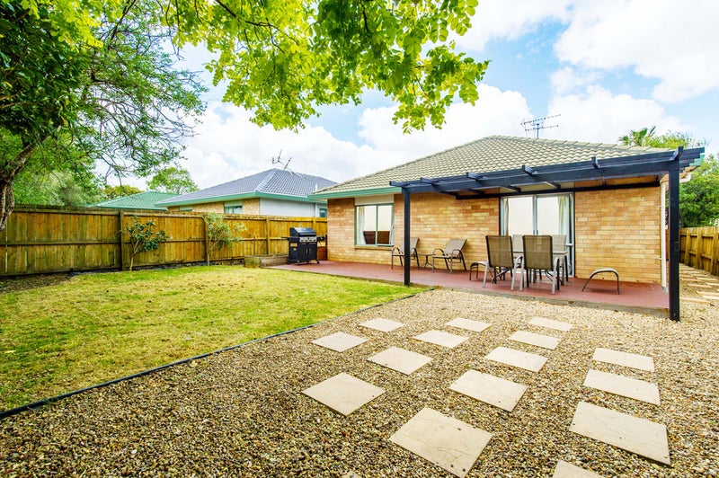 2/3 Saint Leger Close, Huntington Park, Auckland - Carousel 1