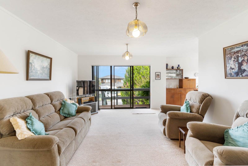 4 Delisle Place, Windsor Park, Auckland - Carousel 2