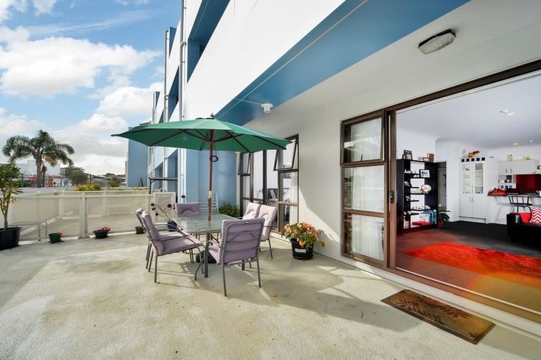117/3 Morningside Drive, St Lukes, Auckland - Carousel 1