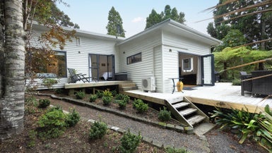 21 Tawini Road, Titirangi, Auckland - Carousel 1