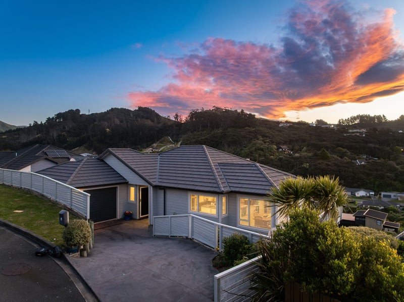 8 Bluejacket Place, Whitby, Porirua - Carousel 1