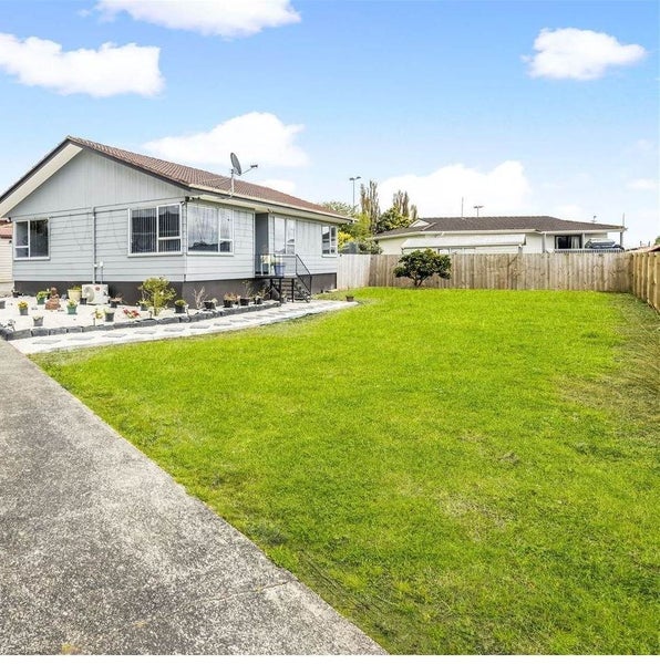 8 Pesaro Place, Clover Park, Auckland - Carousel 1