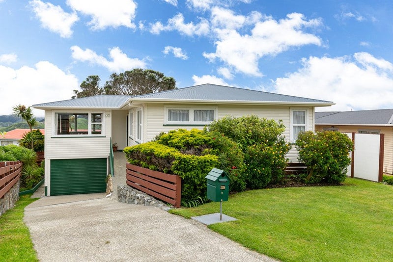 39 Carluke Street, Paparangi, Wellington - Carousel 1