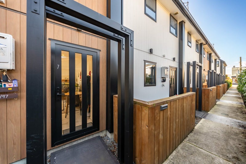 7/97 Whites Line East, Waiwhetū, Lower Hutt - Carousel 1