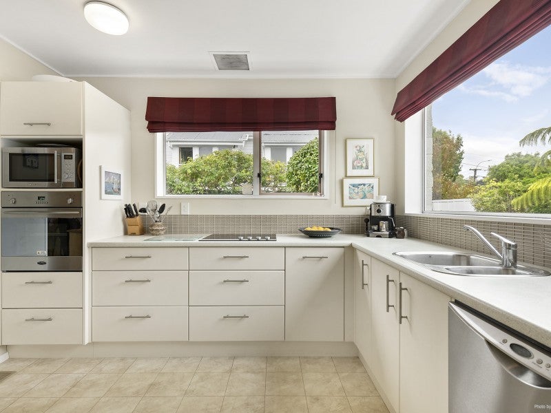 10 Clutha Avenue, Khandallah, Wellington - Carousel 2