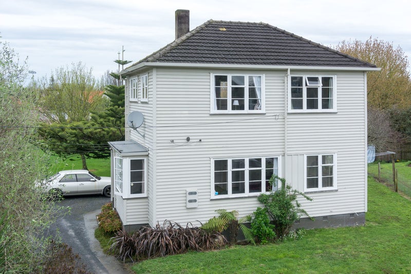 10 Denz Street, Maeroa, Hamilton - Carousel 1