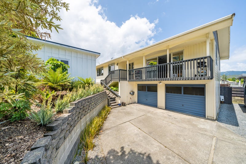 4 Hartford Crescent, Totara Park, Upper Hutt - Carousel 1