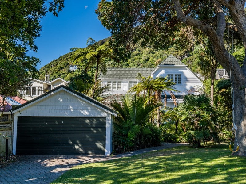 21 Nikau Street, Eastbourne, Lower Hutt - Carousel 1