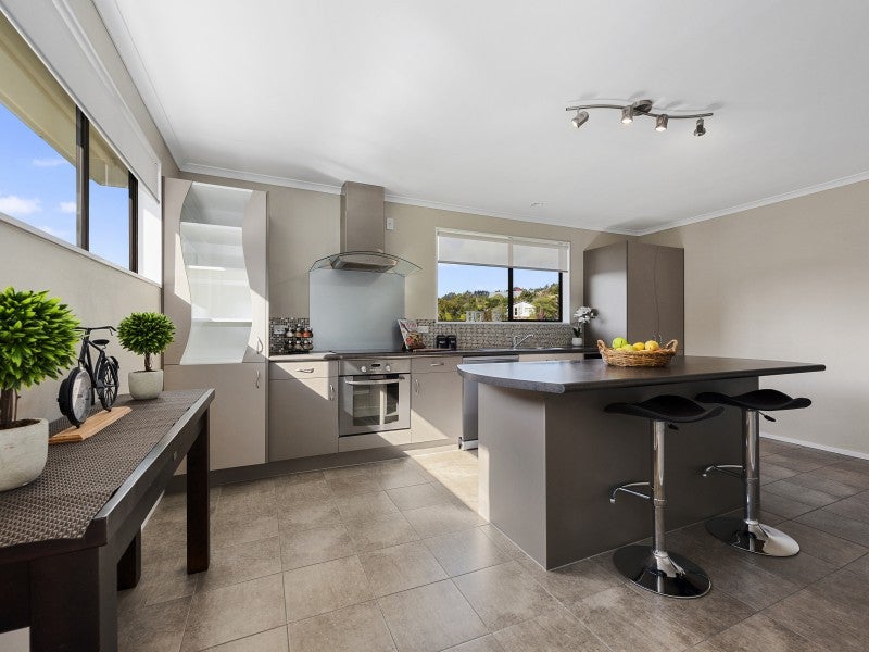 13 Pioneer Grove, Silverstream, Upper Hutt - Carousel 2