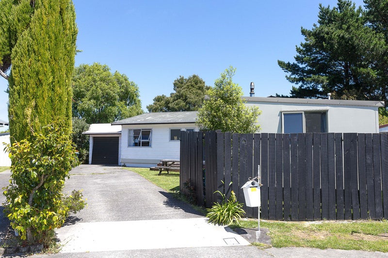 13 Gaff Place, Whitby, Porirua - Carousel 1