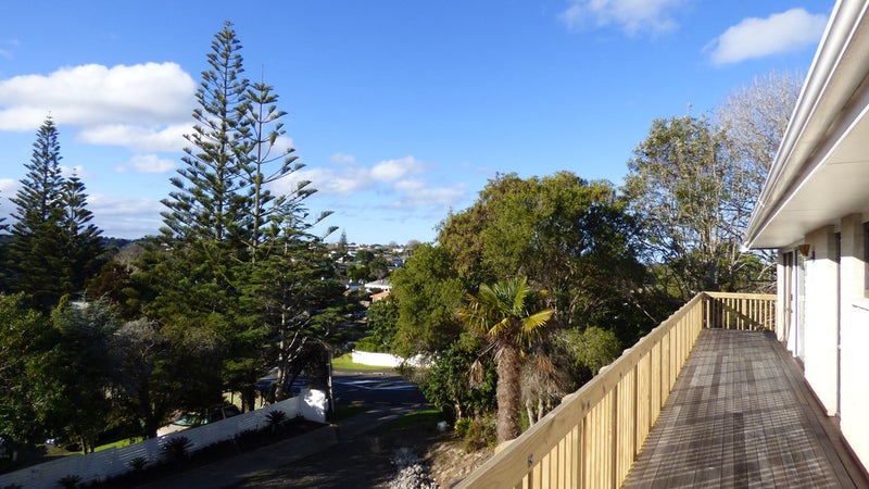 16 Ladies Mile, Manly, Whangaparaoa - Carousel 1