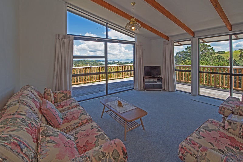 2/2 Giles Road, Waiheke Island, Auckland - Carousel 1