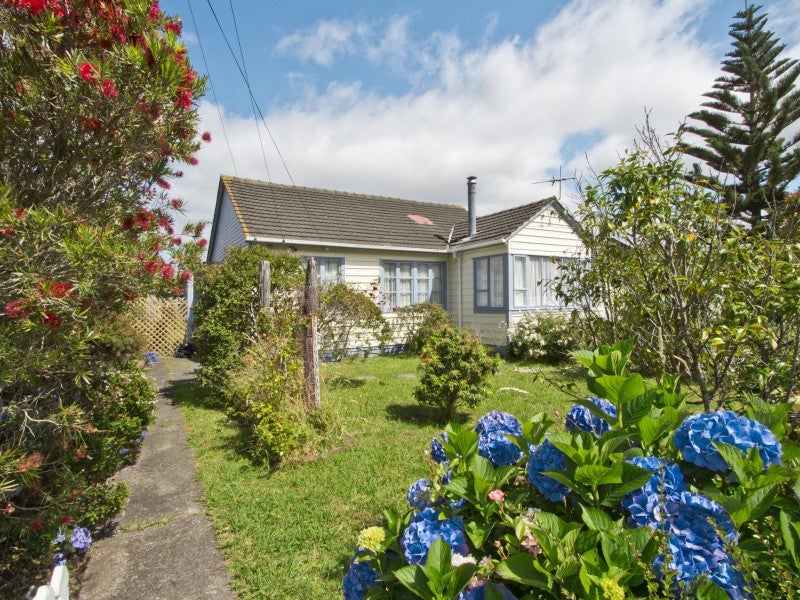 147 Waddington Drive, Naenae, Lower Hutt - Carousel 1