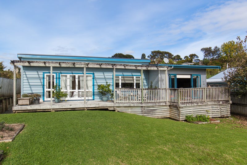 11C Cross Street, Raglan - Carousel 1