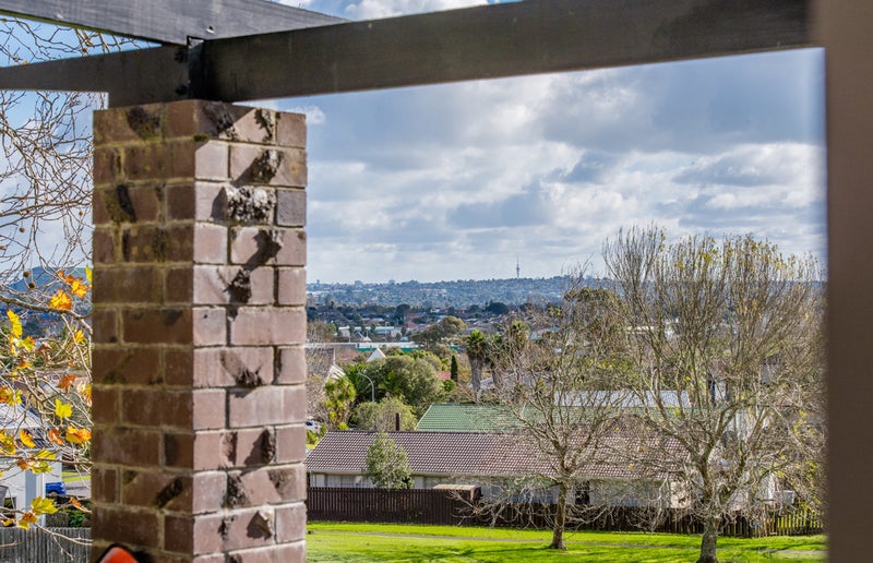 17 Dalwhinnie Parade, Highland Park, Auckland - Carousel 1