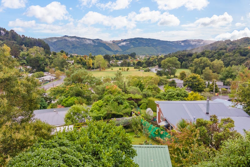 4 Forest Road, Pinehaven, Upper Hutt - Carousel 1