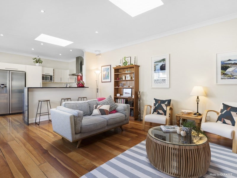 16 Apu Crescent, Lyall Bay, Wellington - Carousel 1