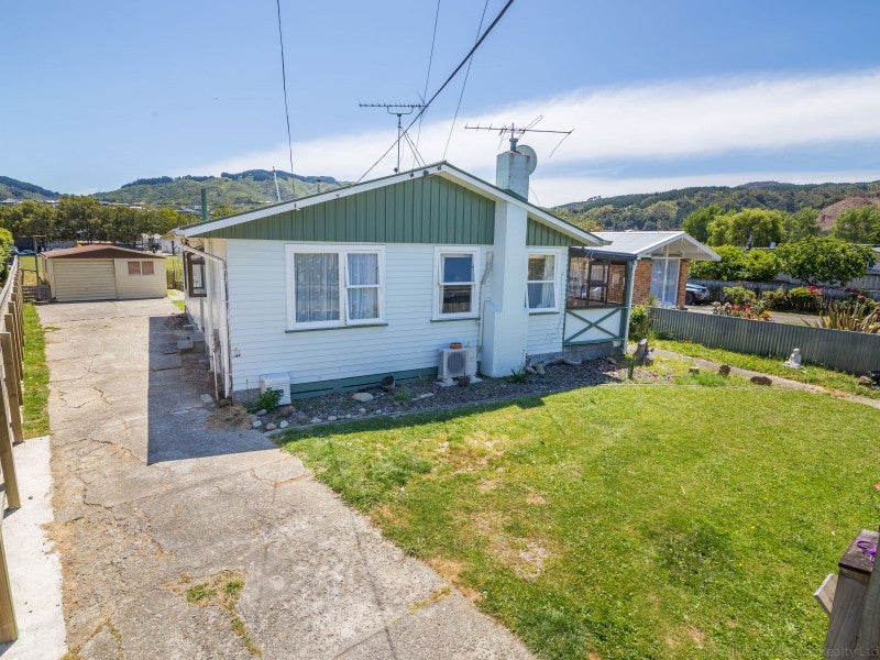 34 Mary Crescent, Elderslea, Upper Hutt - Carousel 1