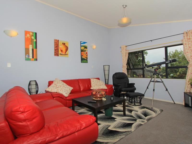 1 Jasmine Grove, Maungaraki, Lower Hutt - Carousel 2