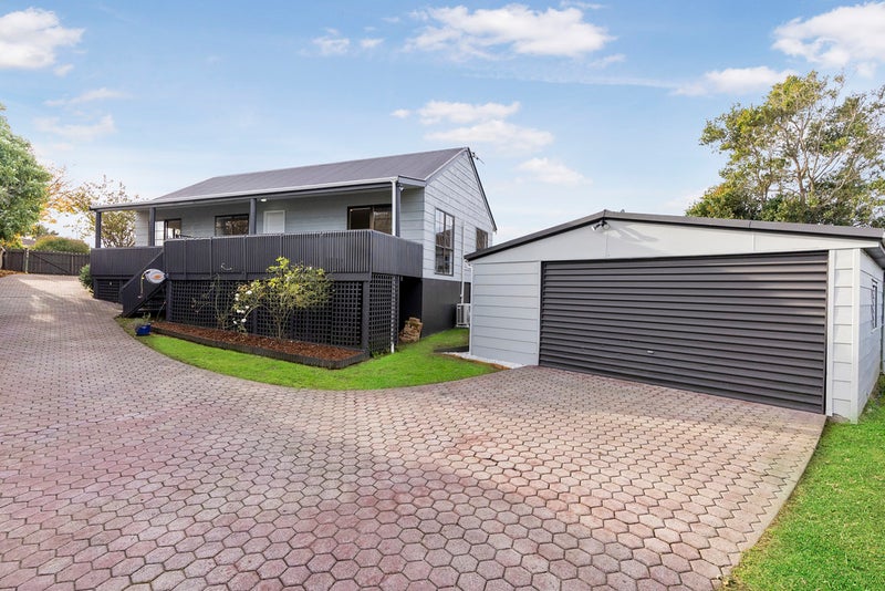 16 Cade Place, Weymouth, Auckland - Carousel 1