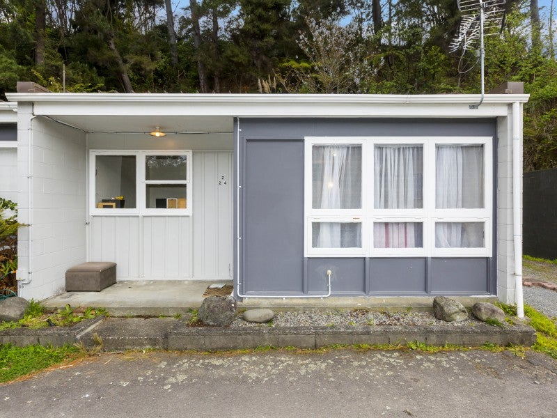 24B Deller Grove, Silverstream, Upper Hutt - Carousel 1
