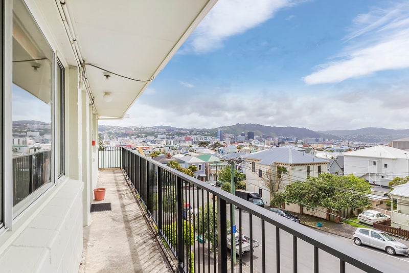 10/4 Derby Street, Mount Victoria, Wellington - Carousel 2