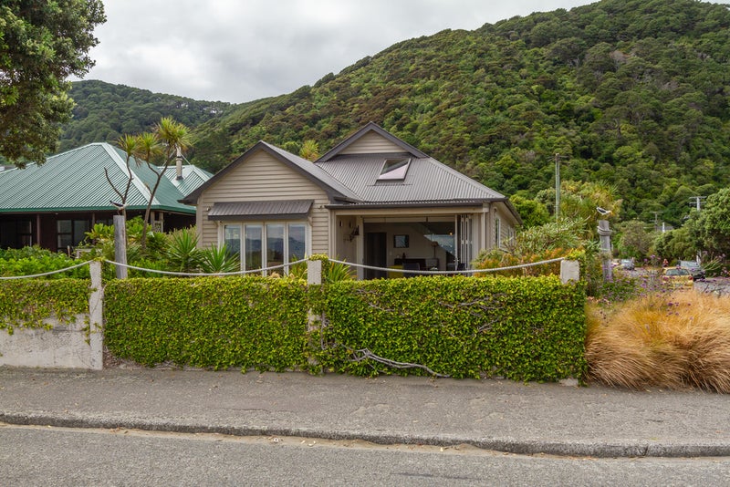 32 Miro Street, Eastbourne, Lower Hutt - Carousel 1