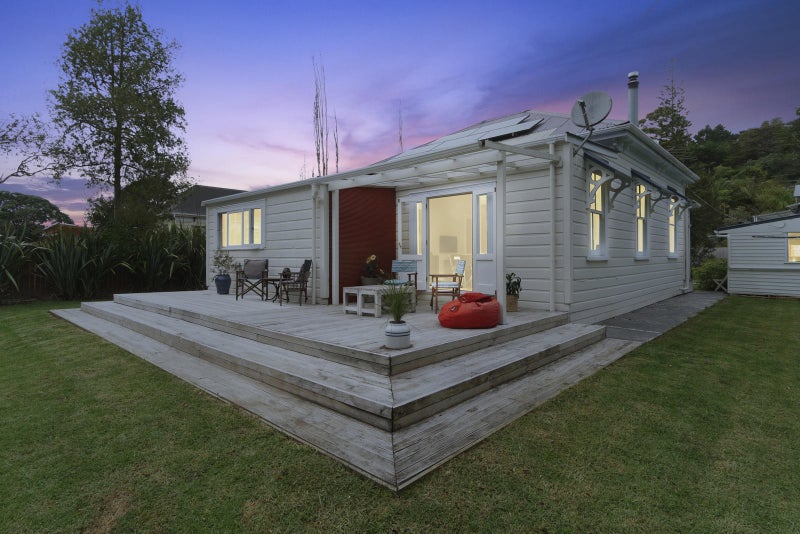 8 Western Road, Laingholm, Auckland - Carousel 2