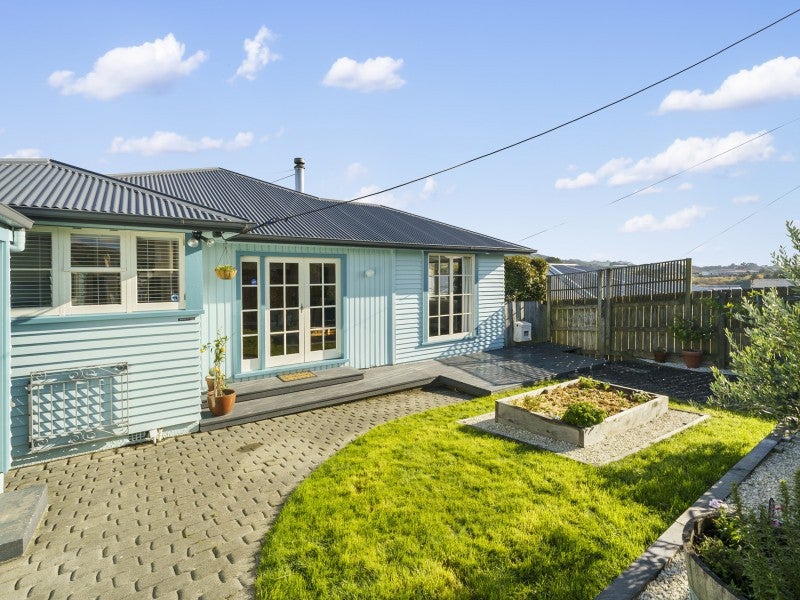 47 Handyside Street, Tawa, Wellington - Carousel 1