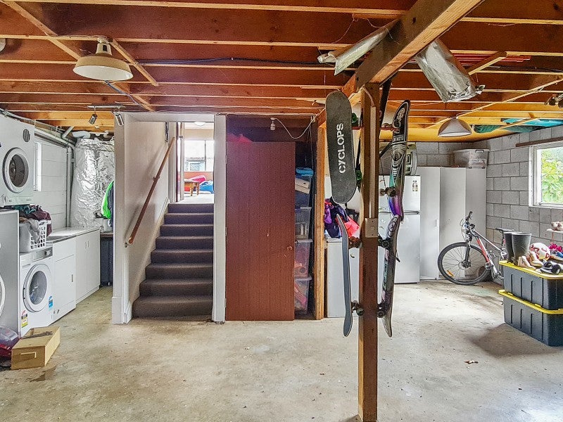 33 Johnson Street, Bulls - Carousel 24