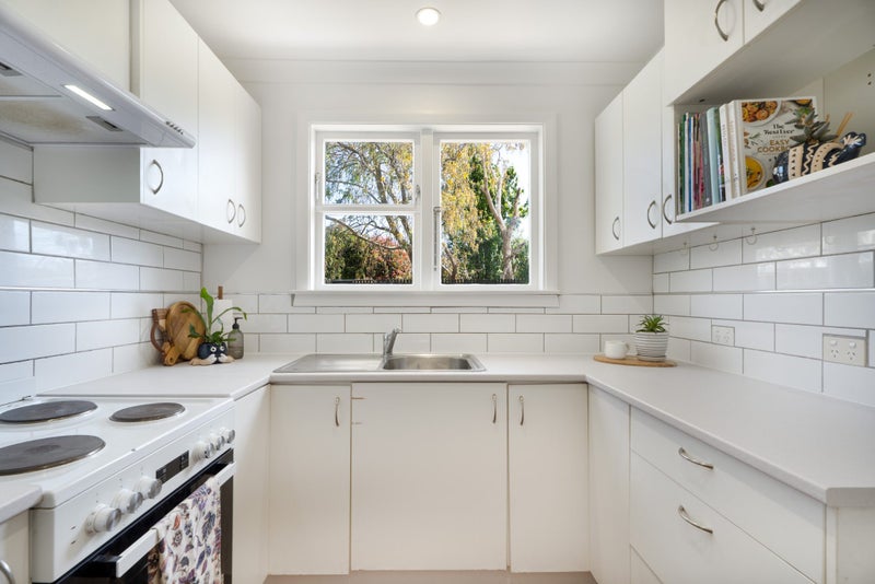 1/1 Karamu Street, Eastbourne, Lower Hutt - Carousel 1