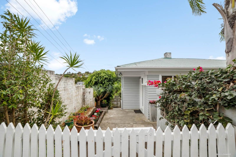 1/668 Beach Road, Browns Bay, Auckland - Carousel 1