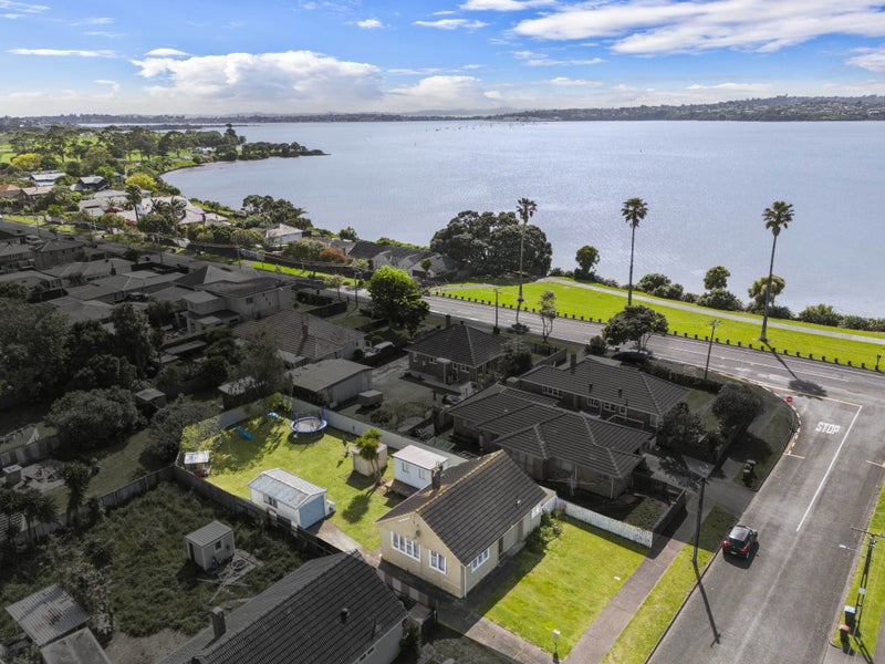 22 Tuakiri Street, Point England, Auckland - Carousel 1