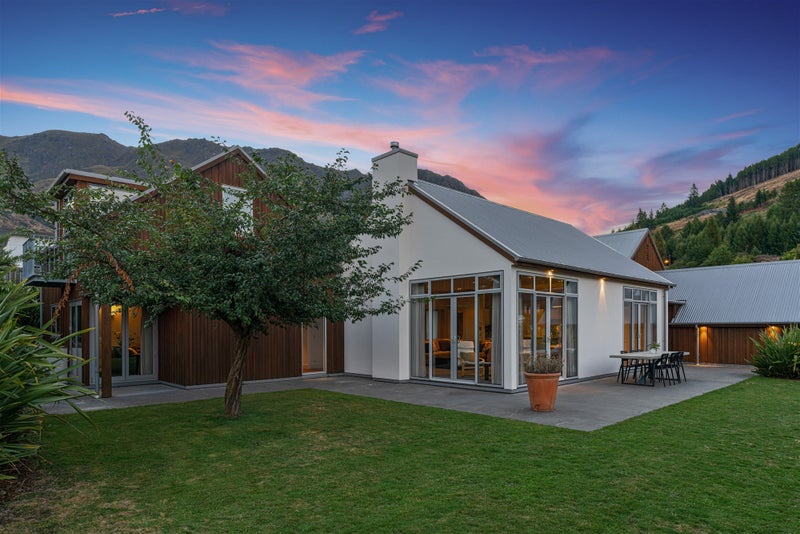 1 Harrys Close, Arthurs Point, Queenstown - Carousel 1
