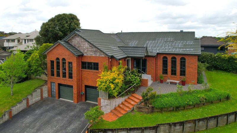 10 Munro Place, Flagstaff, Hamilton - Carousel 1