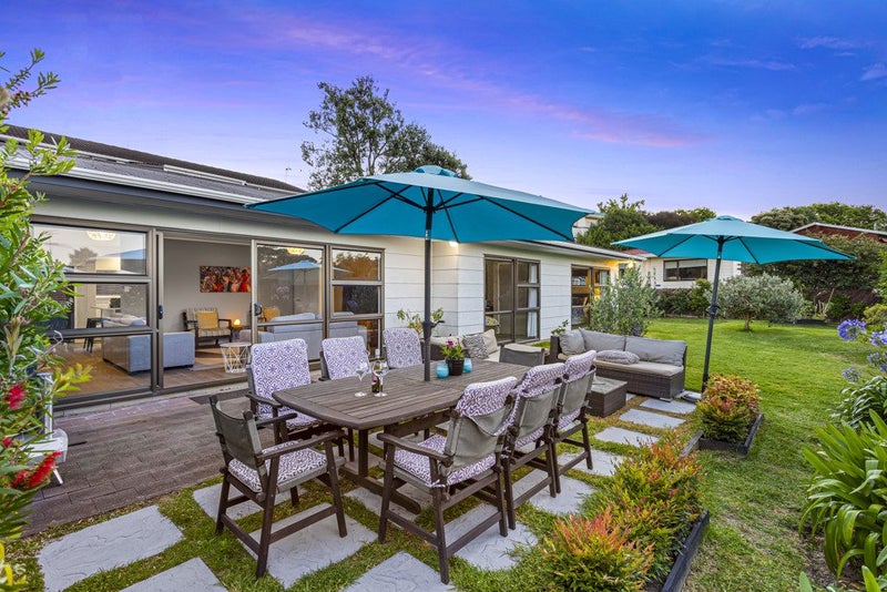 22 Ladies Mile, Manly, Whangaparaoa - Carousel 1